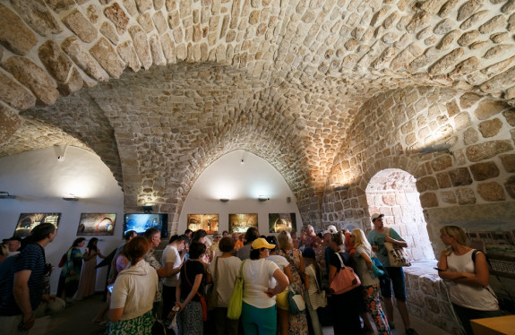 Изображение к Подземный Акко, залы крестоносцев. Бахаи в Хайфе.